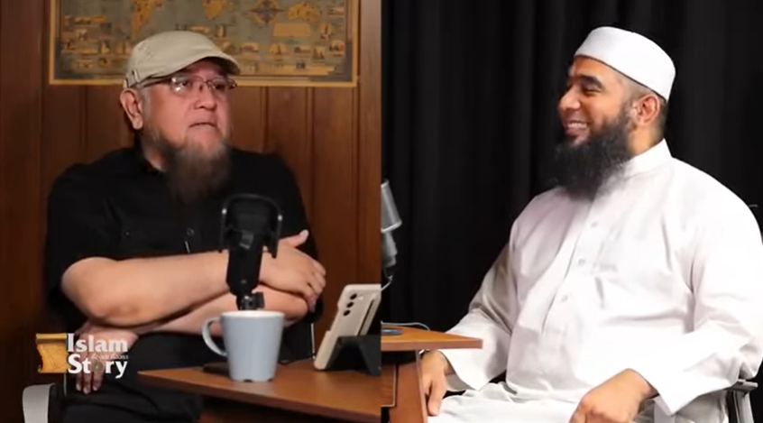 من علامات يوم القيامة: أن يتشبّه الرجال بالنساء، وأن تتشبّه النساء بالرجال.